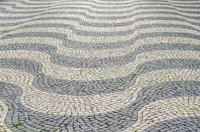 Gerahmter Druck : Ein Detail der Kieselsteinpflasterung in Lissabon. Gerahmter Druck : Ein Detail der Kieselsteinpflasterung in Lissabon.