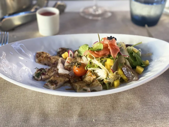 Gerahmter Druck : Fischfilet mit Salat und Tomate. Gerahmter Druck : Fischfilet mit Salat und Tomate.