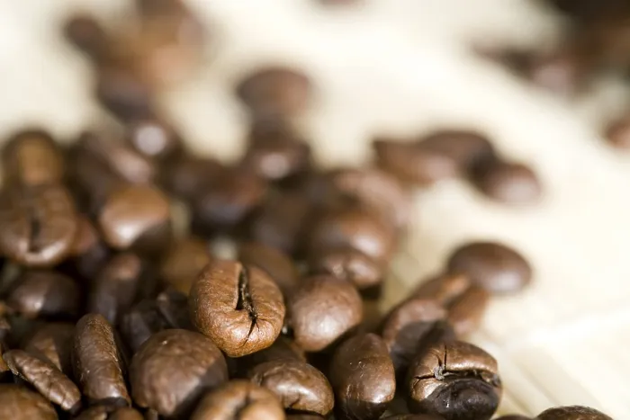 Gerahmter Druck : Kaffeebohnen mit Schwerpunkt in der linken Vordergrund Ecke. Gerahmter Druck : Kaffeebohnen mit Schwerpunkt in der linken Vordergrund Ecke.