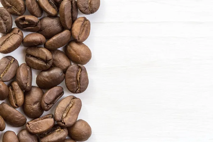 Gerahmter Druck : Kaffeebohnen grenzen an einem bemalten Holzoberfläche. Gerahmter Druck : Kaffeebohnen grenzen an einem bemalten Holzoberfläche.