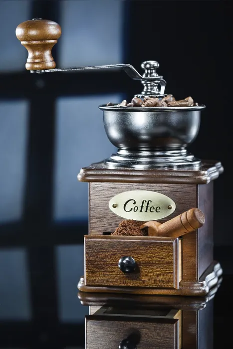 Gerahmter Druck : Kaffee-Mühle mit Bohnen auf abstraktem Hintergrund. Gerahmter Druck : Kaffee-Mühle mit Bohnen auf abstraktem Hintergrund.