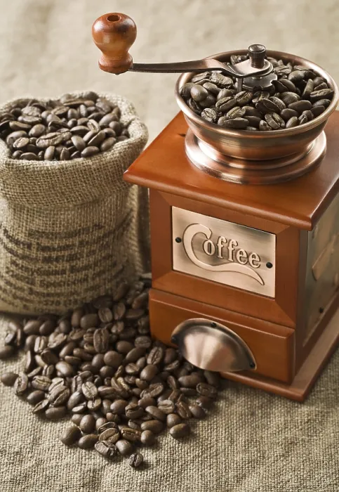 Gerahmter Druck : Kaffeebohnen in Sack und Kaffeemühle. Gerahmter Druck : Kaffeebohnen in Sack und Kaffeemühle.