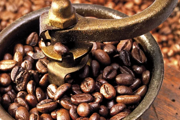 Gerahmter Druck : Kaffeebohnen in einem Kaffeemühlen.