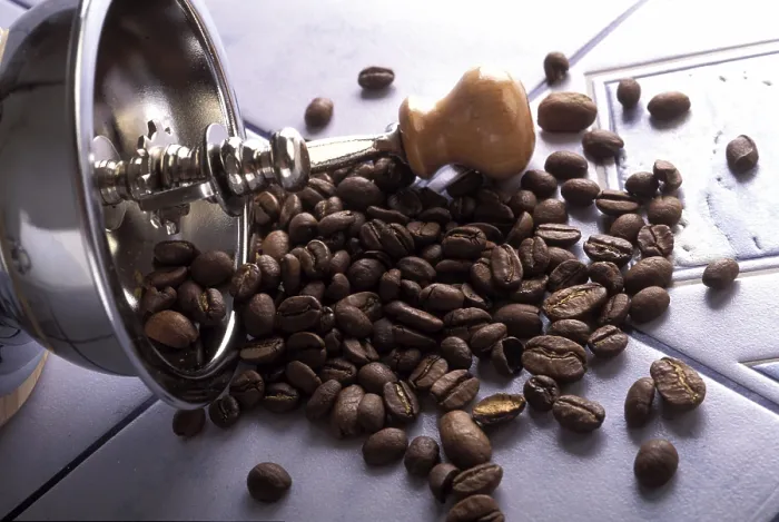 Gerahmter Druck : Kaffeebohnen und Kaffeemühle Gerahmter Druck : Kaffeebohnen und Kaffeemühle