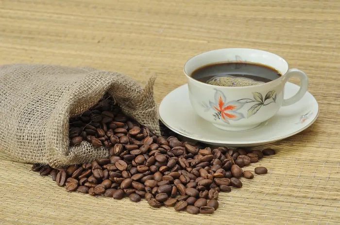 Gerahmter Druck : Kaffeebohnen neben einem Kaffeetasse. Gerahmter Druck : Kaffeebohnen neben einem Kaffeetasse.