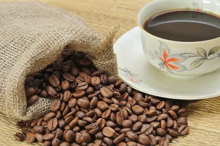 Gerahmter Druck : Kaffeebohnen neben einem Kaffeetasse. Gerahmter Druck : Kaffeebohnen neben einem Kaffeetasse.