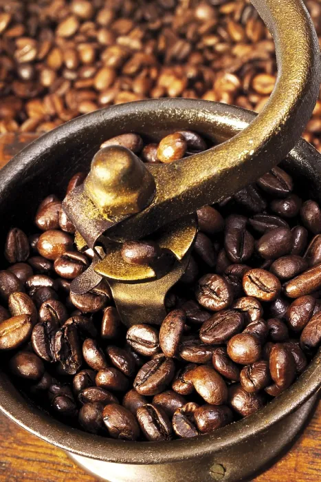 Gerahmter Druck : Kaffeebohnen in einem Kaffeemühle. Gerahmter Druck : Kaffeebohnen in einem Kaffeemühle.