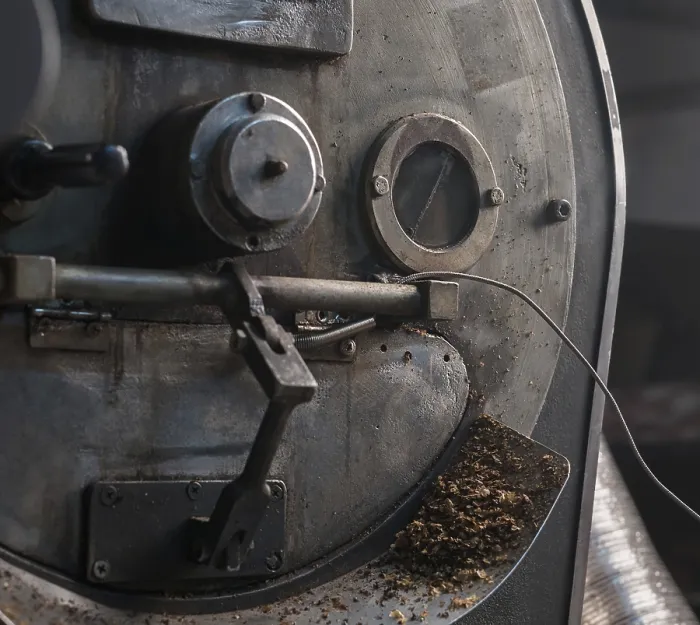 Gerahmter Druck : Kaffeebohnen kochen während des Röstprozesses. Gerahmter Druck : Kaffeebohnen kochen während des Röstprozesses.