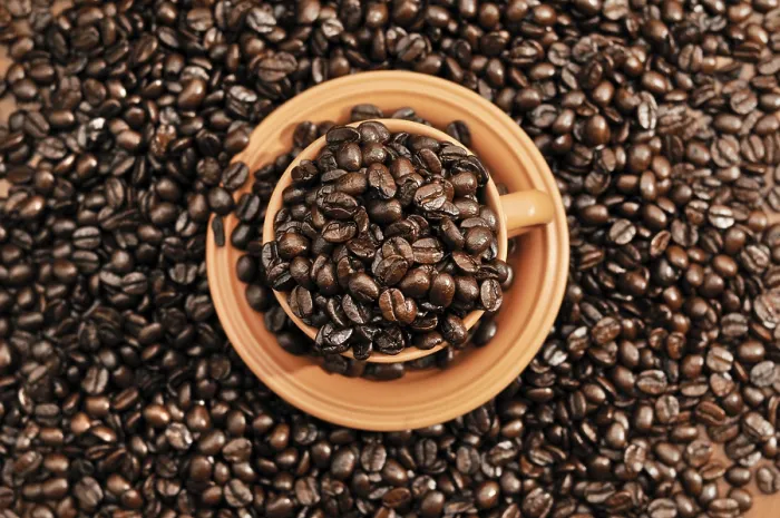 Gerahmter Druck : Kaffeebohnen in einem Teller