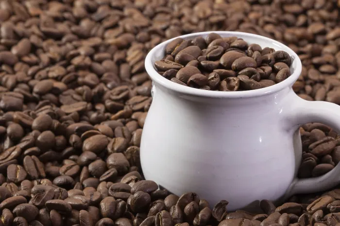 Gerahmter Druck : Kaffeebohnen und Tasse Kaffee