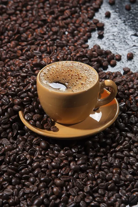 Gerahmter Druck : Kaffee und Bohnen auf einem Glasstudiorhintergrund. Gerahmter Druck : Kaffee und Bohnen auf einem Glasstudiorhintergrund.