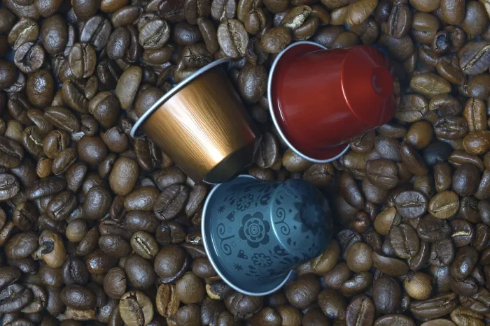 Gerahmter Druck : Kaffee-Kapseln und Kaffeebohnen Gerahmter Druck : Kaffee-Kapseln und Kaffeebohnen