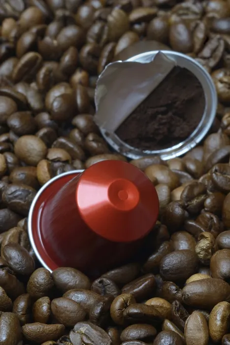 Gerahmter Druck : Kaffee-Kapseln und Kaffeebohnen. Gerahmter Druck : Kaffee-Kapseln und Kaffeebohnen.