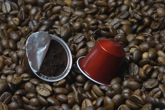 Gerahmter Druck : Kaffee-Kapseln und Kaffeebohnen. Gerahmter Druck : Kaffee-Kapseln und Kaffeebohnen.