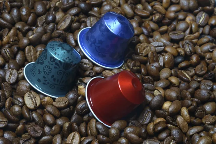 Gerahmter Druck : Kaffee-Kapseln und Kaffeebohnen. Gerahmter Druck : Kaffee-Kapseln und Kaffeebohnen.