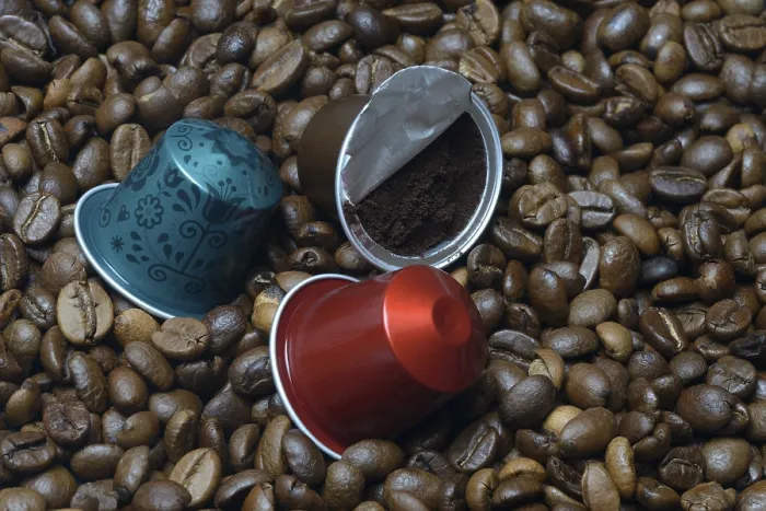 Gerahmter Druck : Kaffee-Kapseln und Kaffeebohnen. Gerahmter Druck : Kaffee-Kapseln und Kaffeebohnen.