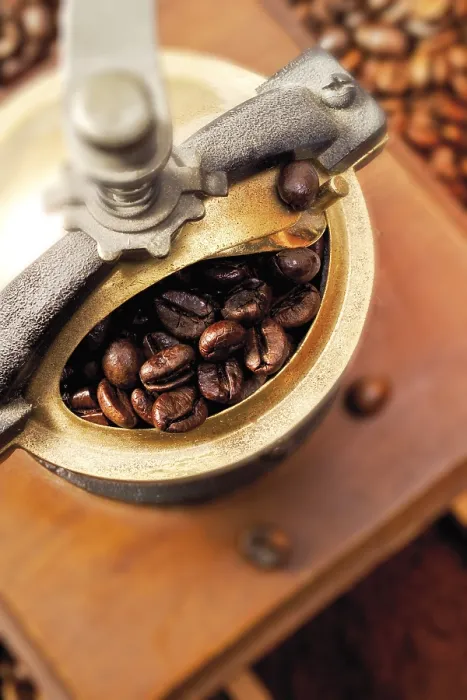 Gerahmter Druck : Kaffee-Mühle mit Kaffeebohnen. Gerahmter Druck : Kaffee-Mühle mit Kaffeebohnen.