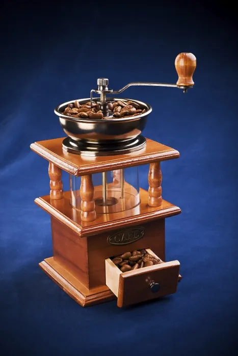 Gerahmter Druck : Kaffee-Mühle mit Kaffeebohnen. Gerahmter Druck : Kaffee-Mühle mit Kaffeebohnen.