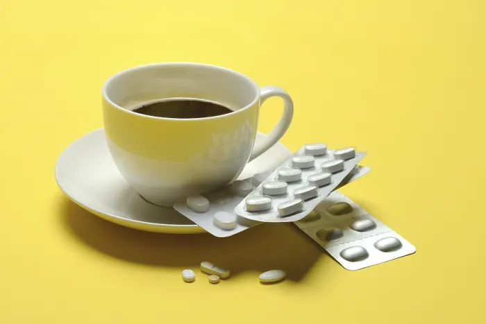 Gerahmter Druck : Kaffee in einem Becher und Medikamente. Gerahmter Druck : Kaffee in einem Becher und Medikamente.