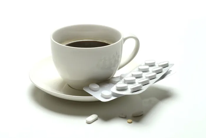 Gerahmter Druck : Kaffee in einem Becher und Medikament. Gerahmter Druck : Kaffee in einem Becher und Medikament.