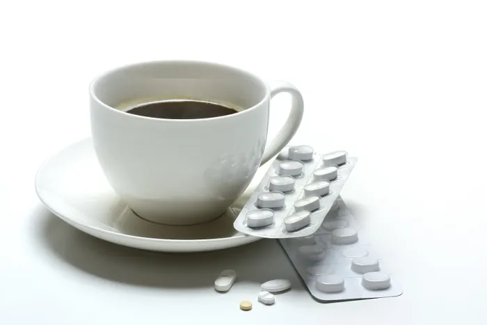 Gerahmter Druck : Kaffee in einem Becher und Medizin. Gerahmter Druck : Kaffee in einem Becher und Medizin.