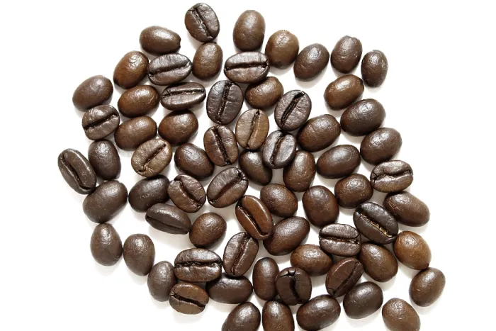 Gerahmter Druck : Kaffeebohnen auf weißem Hintergrund. Gerahmter Druck : Kaffeebohnen auf weißem Hintergrund.