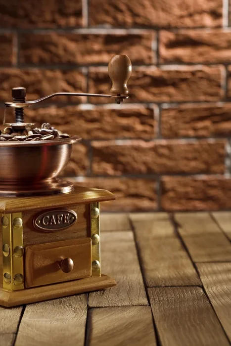 Gerahmter Druck : Kaffee-Mühle mit Kaffeebohnen auf dem Tisch. Gerahmter Druck : Kaffee-Mühle mit Kaffeebohnen auf dem Tisch.