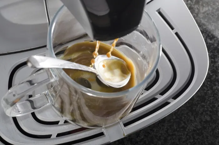 Gerahmter Druck : Kaffeemaschine bereitet einen Kaffee. Gerahmter Druck : Kaffeemaschine bereitet einen Kaffee.