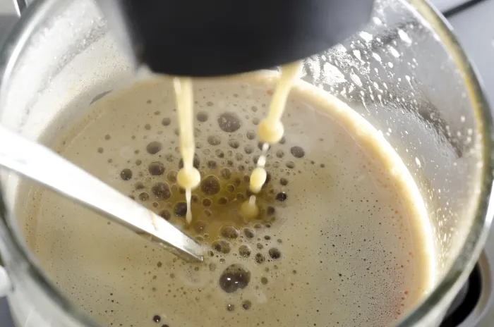 Gerahmter Druck : Kaffeeautomat macht einen Kaffee. Gerahmter Druck : Kaffeeautomat macht einen Kaffee.