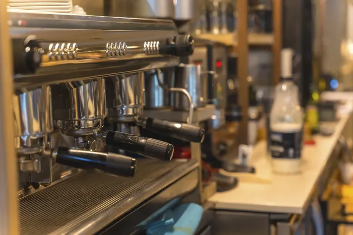 Gerahmter Druck : Kaffeemaschine bereit für einen Kaffee mit Milch. Gerahmter Druck : Kaffeemaschine bereit für einen Kaffee mit Milch.