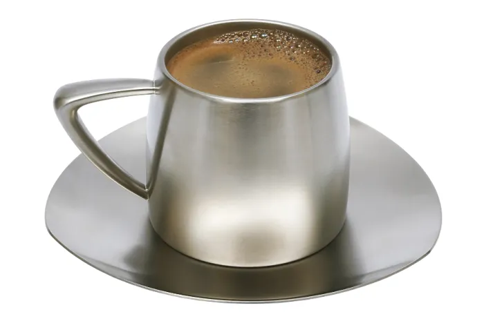 Gerahmter Druck : Kaffee in einem Metallbecher auf einem weißen Hintergrund. Gerahmter Druck : Kaffee in einem Metallbecher auf einem weißen Hintergrund.
