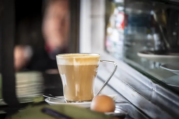 Gerahmter Druck : Kaffee mit Milch und gekochtem Ei. Gerahmter Druck : Kaffee mit Milch und gekochtem Ei.
