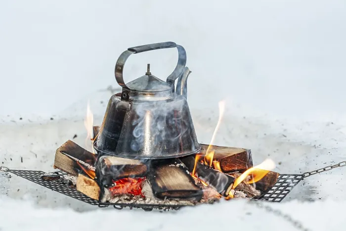 Gerahmter Druck : Kaffeekanne steht auf dem Kamin. Gerahmter Druck : Kaffeekanne steht auf dem Kamin.
