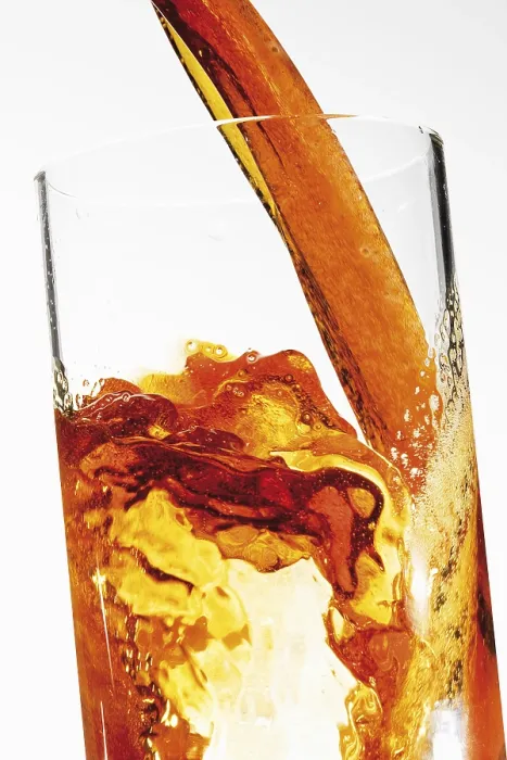 Gerahmter Druck : Cola wird eingegossen. Gerahmter Druck : Cola wird eingegossen.