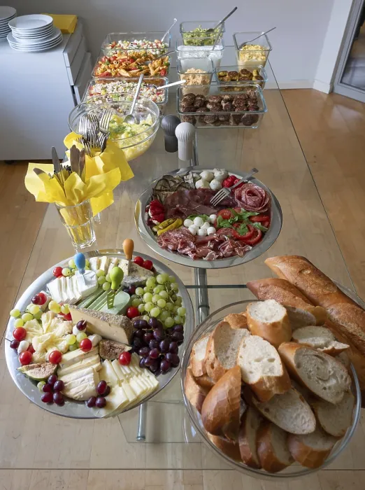 Gerahmter Druck : Kalter Buffet auf einem Glas-Tisch. Gerahmter Druck : Kalter Buffet auf einem Glas-Tisch.