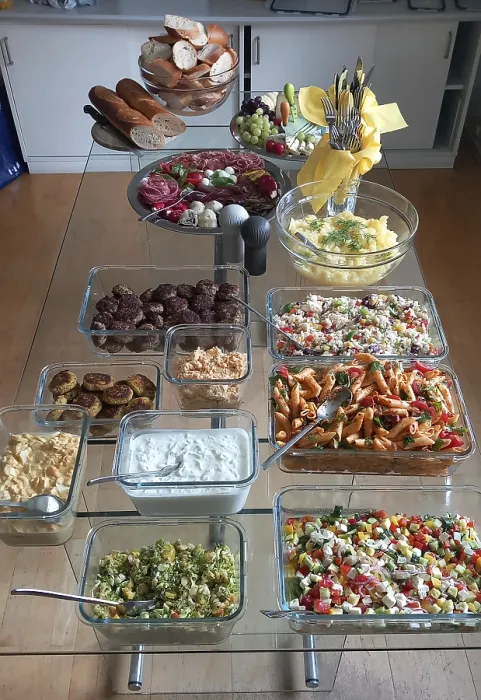 Gerahmter Druck : Kalter Buffet, auf einem Glas-Tisch angerichtet.