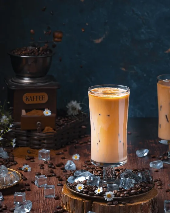 Gerahmter Druck : Kalter Kaffee, Eiscafé mit Eiskubikchen. Gerahmter Druck : Kalter Kaffee, Eiscafé mit Eiskubikchen.
