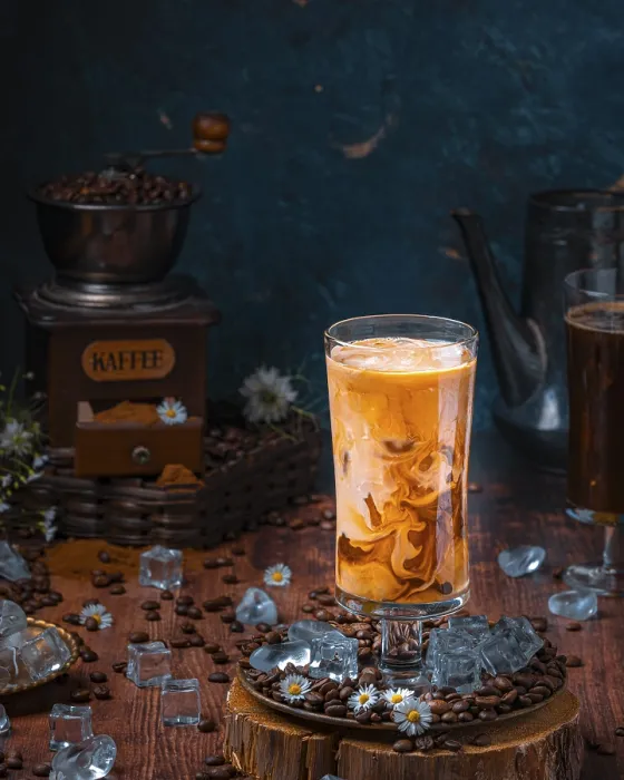 Gerahmter Druck : Kalter Kaffee, Eiscafé mit Eiswürfeln. Gerahmter Druck : Kalter Kaffee, Eiscafé mit Eiswürfeln.