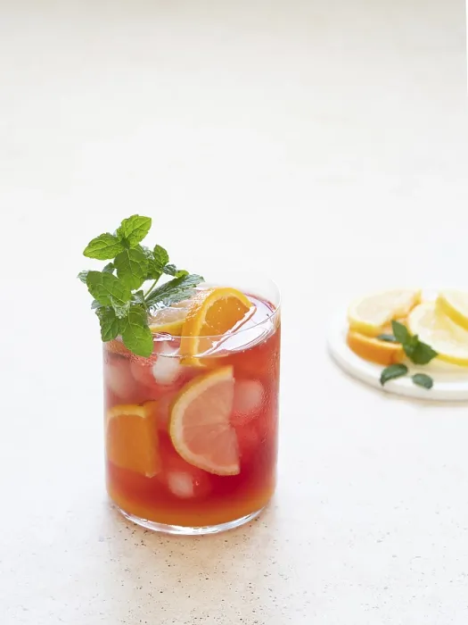 Gerahmter Druck : Kalter Fruchtschorle mit Orange, Zitrone. Gerahmter Druck : Kalter Fruchtschorle mit Orange, Zitrone.
