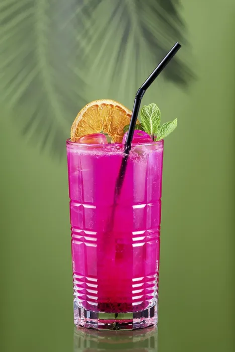 Gerahmter Druck : Kalte Zitronenlimonade mit Drachenfrucht. Gerahmter Druck : Kalte Zitronenlimonade mit Drachenfrucht.