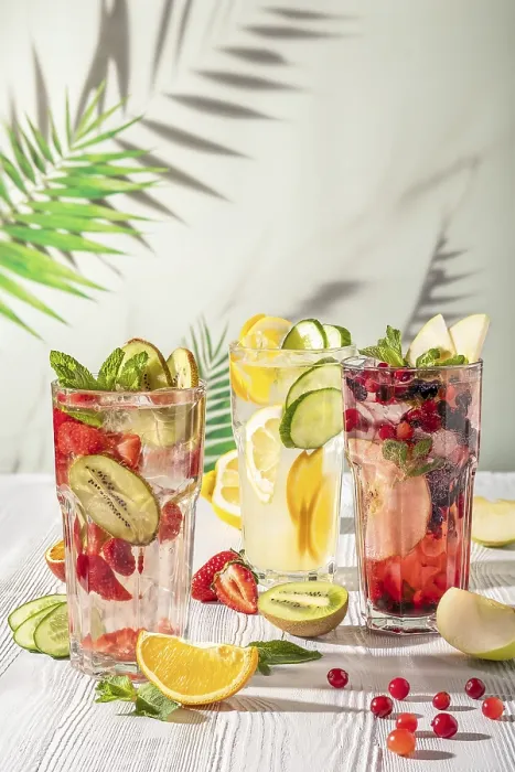 Gerahmter Druck : Kalte Sommerfrüchte-Limettensaftgetränke Gerahmter Druck : Kalte Sommerfrüchte-Limettensaftgetränke