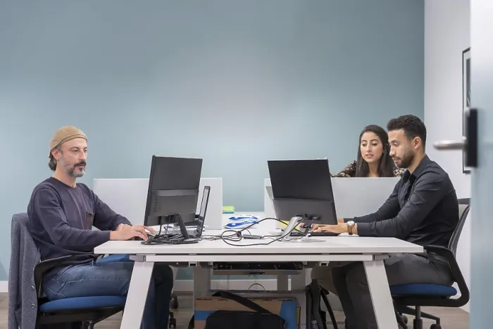 Gerahmter Druck : Mitarbeiter in einem Co-Working-Büro arbeiten, während sie Computer verwenden. Gerahmter Druck : Mitarbeiter in einem Co-Working-Büro arbeiten, während sie Computer verwenden.