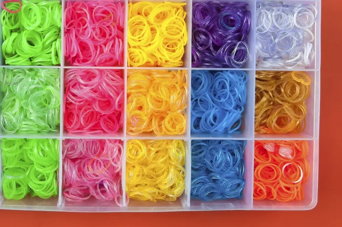 Gerahmter Druck : Farbiges Kaugummi für Weben in Plastikbox. Gerahmter Druck : Farbiges Kaugummi für Weben in Plastikbox.