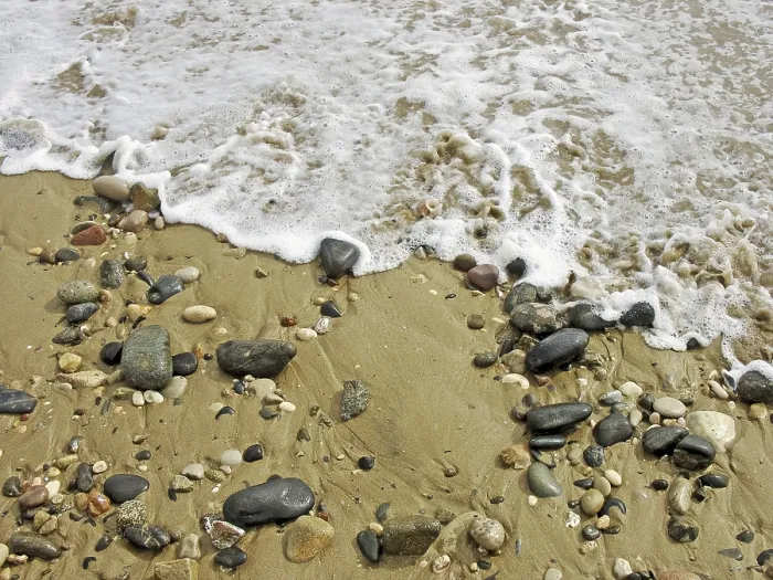 Gerahmter Druck : Farbige Kieselsteine am Strand. Gerahmter Druck : Farbige Kieselsteine am Strand.
