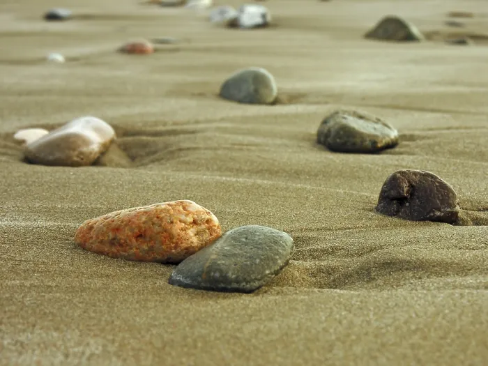 Gerahmter Druck : Farbige Steine im Sand. Gerahmter Druck : Farbige Steine im Sand.