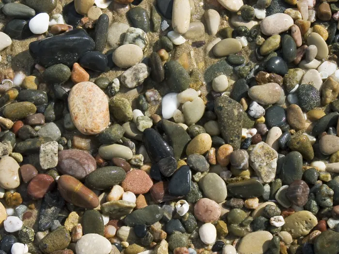 Gerahmter Druck : Farbige Kieselsteine im Sand. Gerahmter Druck : Farbige Kieselsteine im Sand.