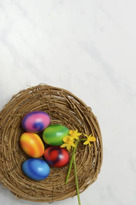 Gerahmter Druck : Farbenfrohe Ostereier in Nest, Deutschland. Gerahmter Druck : Farbenfrohe Ostereier in Nest, Deutschland.