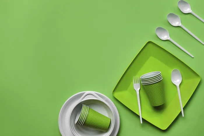 Gerahmter Druck : Farbvolles Plastik-Verbrauchsgeschirr Gerahmter Druck : Farbvolles Plastik-Verbrauchsgeschirr
