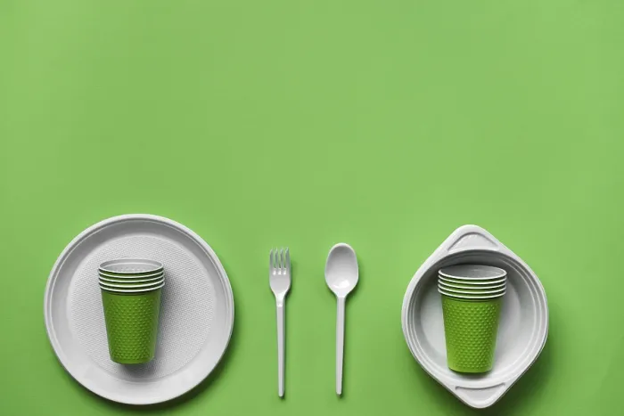 Gerahmter Druck : Farbige Plastik-Verpackungsmüll-Teller. Gerahmter Druck : Farbige Plastik-Verpackungsmüll-Teller.