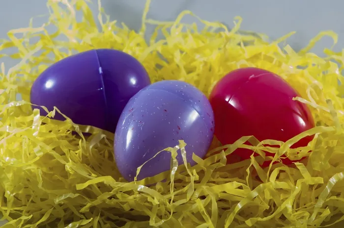 Gerahmter Druck : Farbige Plastik-Oster-Eier in Futterimitation. Gerahmter Druck : Farbige Plastik-Oster-Eier in Futterimitation.